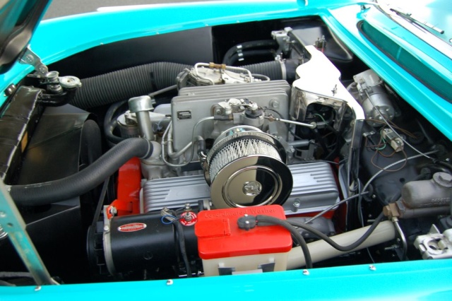 1957-Corvette-Convertible-engine2