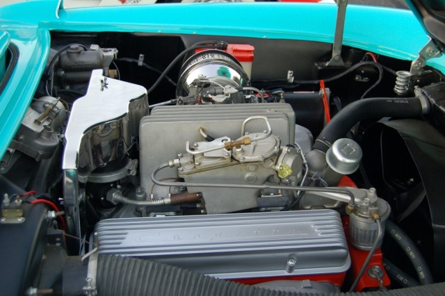 1957-Corvette-Convertible-engine-3