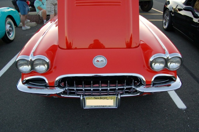 1958-Corvette-Convertible-front-emblem