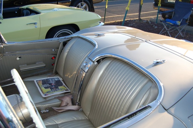 1962-Corvette-Convertible-interior-seats