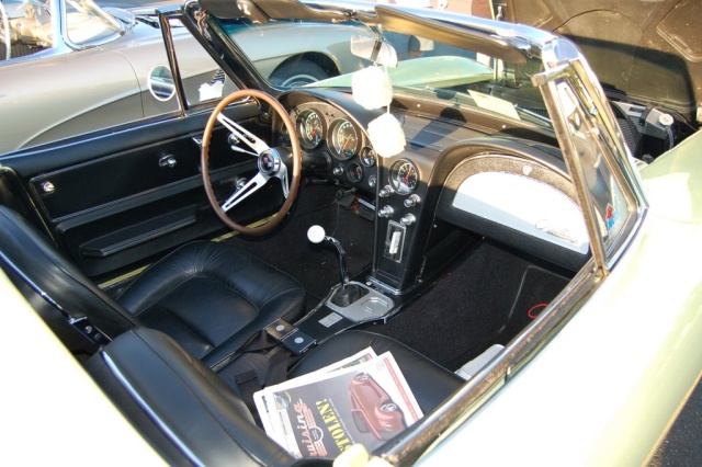 1965-Corvette-Sting-Ray-interior-far